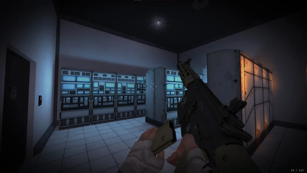 SCP: CB Multiplayer Reborn screenshot of a gun reloading